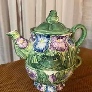 Individual stacking tea set. Has a chip, selling as is.